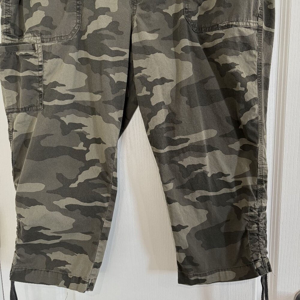 Sonoma Camo Cargo Capris Pants Ruched Crop Tie Hem Mid Rise Green Size 16 - Picture 8 of 8